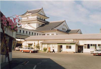 亘理駅と悠里館　写真提供：野崎様